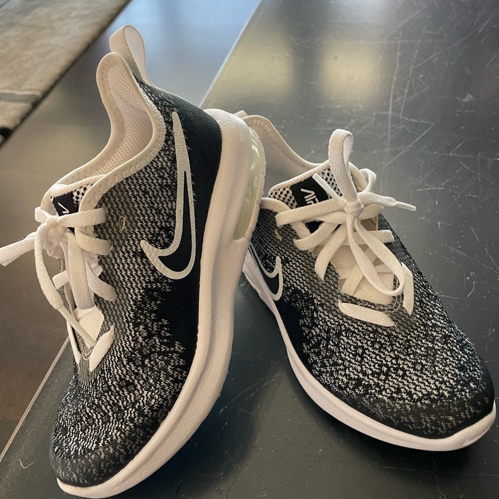 NIKE